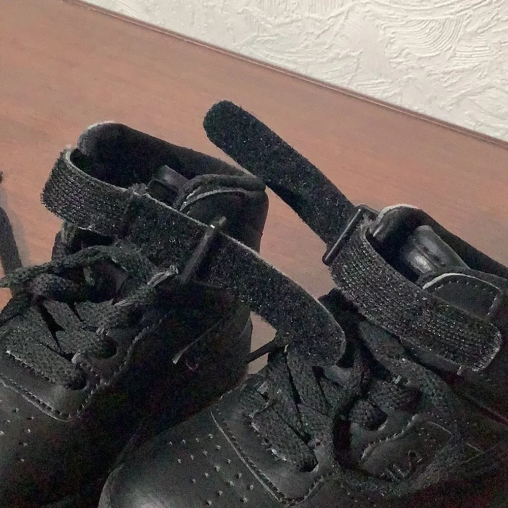 FILA - Sz 6 (baby) - high top sneakers - black - with laces & hook / loop